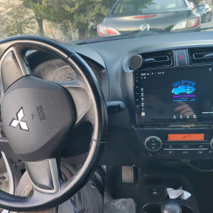 מערכת מולטימדיה ברכב עם לוגו עיניים בגב