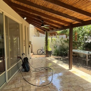 מרפסת עם גג עץ ורצפה רטובה