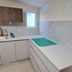 מטבח בשיפוץ עם ארונות חדשים ומשטח עבודה