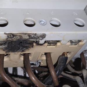 חוטי חשמל שרופים בלוח חשמל