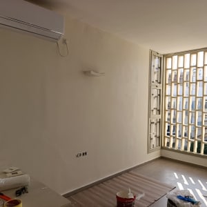 חדר צבוע עם כלים לצביעה על הרצפה