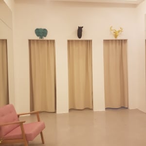 שלוש וילונות בצבע בז