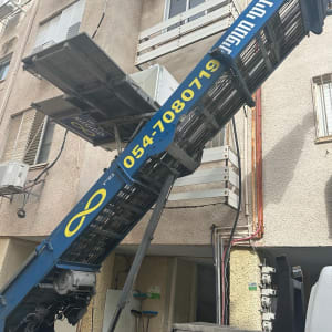 מנוף כחול עם פלטפורמה להרמת חפצים