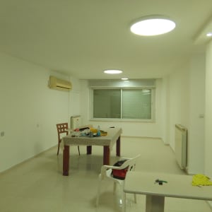 חדר עם שולחן, כיסאות וכלי עבודה לצביעה