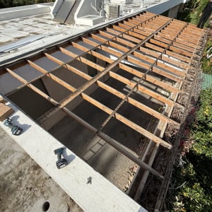 עבודת בנייה עם קורות עץ על גג