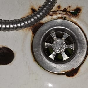 ניקוז חלוד עם צינור מתכת