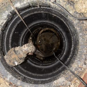 צינור ביוב עם חיבורים בתוך בור