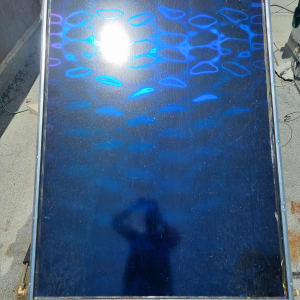 פאנל סולארי כחול עם השתקפות אור חזקה