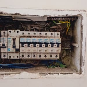 לוח חשמל עם חוטים ומפסקים חשמליים