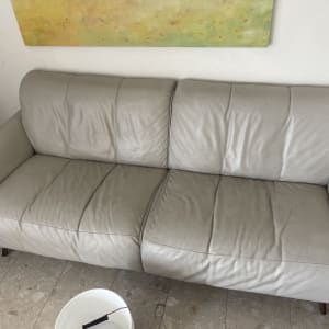 ספה אפורה עם דלי ומגב קטן לניקוי