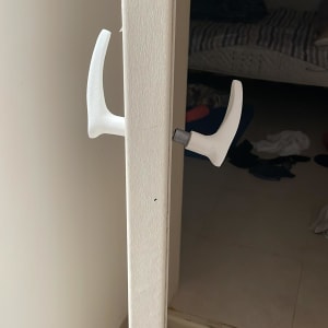 ידית דלת לבנה מותקנת על דלת פתוחה