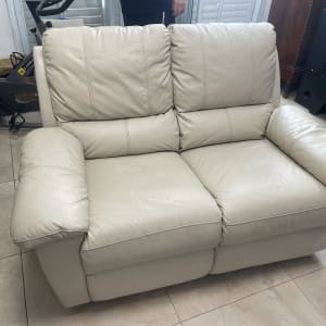 ספה עור בהירה בחדר עם רצפת אריחים