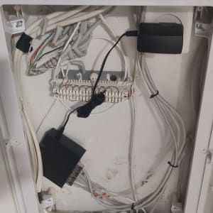 ארון תקשורת עם כבלים ומחבר רשת