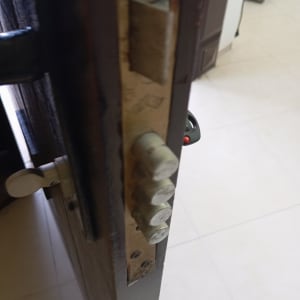 מנעול דלת עם בריחים בולטים