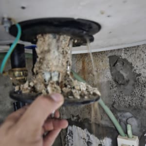 חלק תחתון של דוד שמש עם הצטברות אבנית