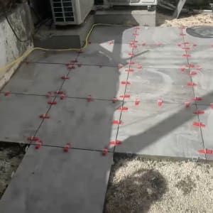 ריצוף חדש עם מחברים אדומים באתר בנייה