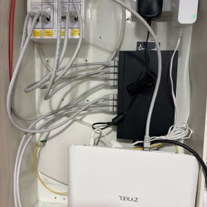 ארון תקשורת עם נתבים וכבלים מחוברים