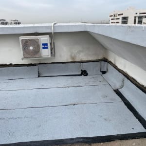 איטום גג עם יריעות ביטומניות ומזגן מותקן