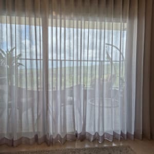 וילון שקוף עם נוף חיצוני ברקע