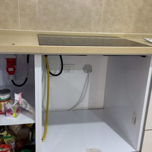 התקנת כיריים אינדוקציה וחיבור לשקע תלת פאזי בארון המטבח