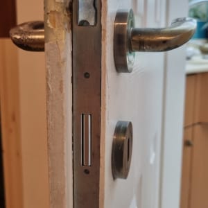 מנעול דלת מתכת עם ידית כסופה