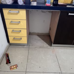 ארונות מטבח עם מגירות וכלים על השיש