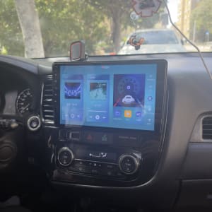 מערכת מולטימדיה ברכב עם מסך מגע ותצוגת רדיו