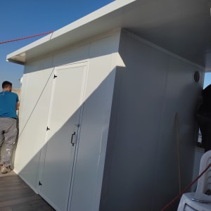 שני אנשים עובדים על מבנה לבן עם חבלים