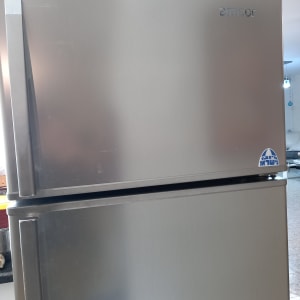 מקרר נירוסטה עם שתי דלתות ומותג אמקור