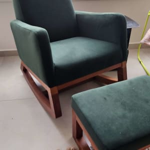 כורסה ירוקה עם ריפוד מרופד ומושב תואם