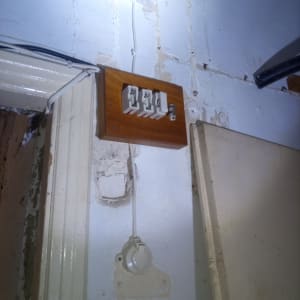 לוח חשמל עם מפסקים על קיר