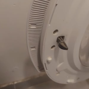 חלק פלסטיק עם חריצים וברגים חשופים