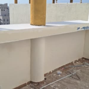 קיר צבוע חלקית עם כלי עבודה על הרצפה