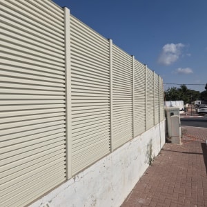 התקנת גדר אלומיניום הייטק בגבול מגרש לצד מדרכה