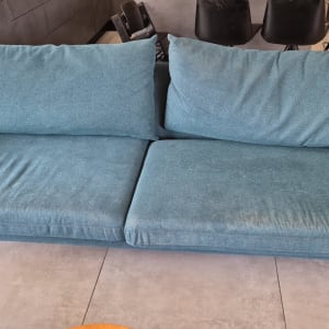 ספה כחולה עם כריות בחדר מגורים