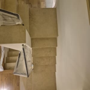 מדרגות אבן עם מעקה מכוסה בניילון
