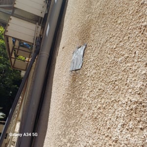 קיר עם צינורות ומדבקה אפורה