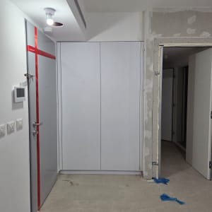 ארון קיר לבן ודלת עם סרט אדום