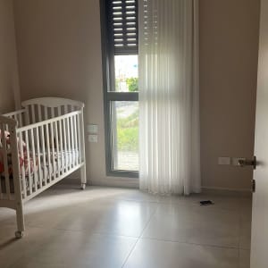 חדר עם קירות צבועים בגוון בהיר