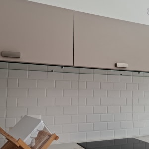 מדף זכוכית מתחת לארונות מטבח