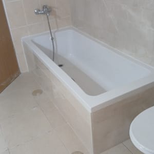 אמבטיה חדשה בחדר רחצה מרוצף