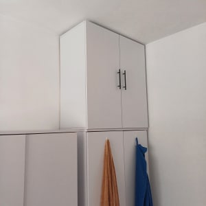 ארון לבן עם ידיות שחורות על הקיר