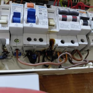 לוח חשמל עם מפסקים וחוטים חשמליים