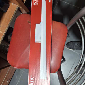 מנורת לד לבנה על כיסא אדום