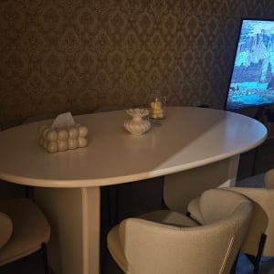 שולחן וכיסאות בחדר עם תאורה מעוצבת