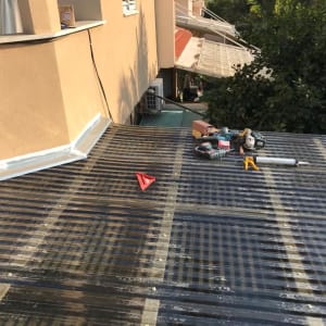 כלים וחומרים על גג פלסטיק שקוף