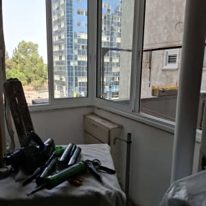כלים וחומרים לעבודה עם אלומיניום על שולחן ליד חלון