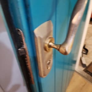 ידית דלת ומנעול מתכת