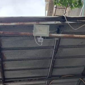 תאורת חוץ מותקנת על גג מתכת