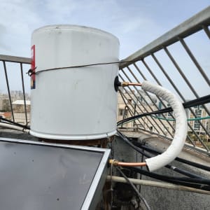 דוד שמש ומערכת חימום על גג בניין